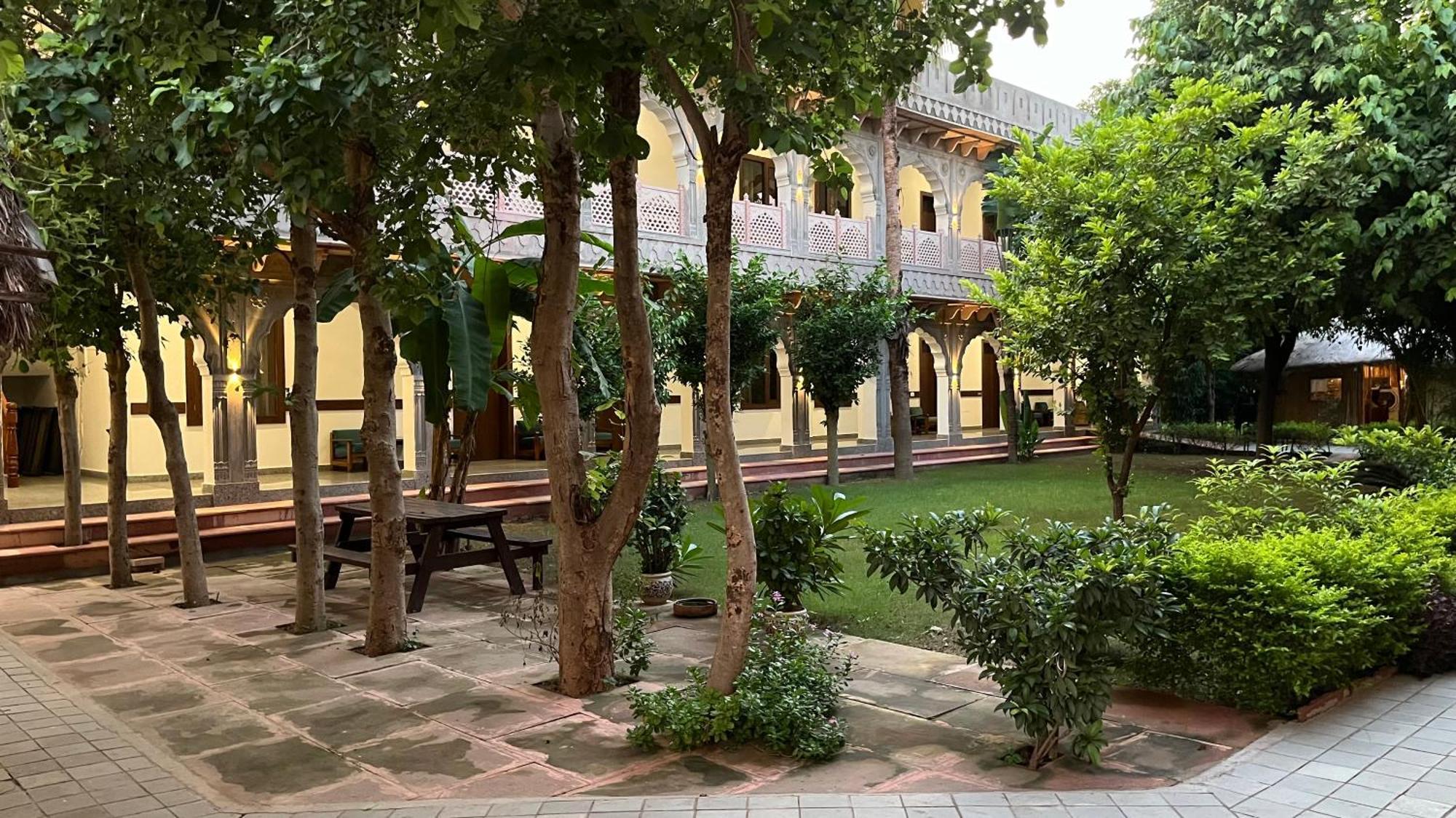 Hotel Sunbird Bharatpur Extérieur photo