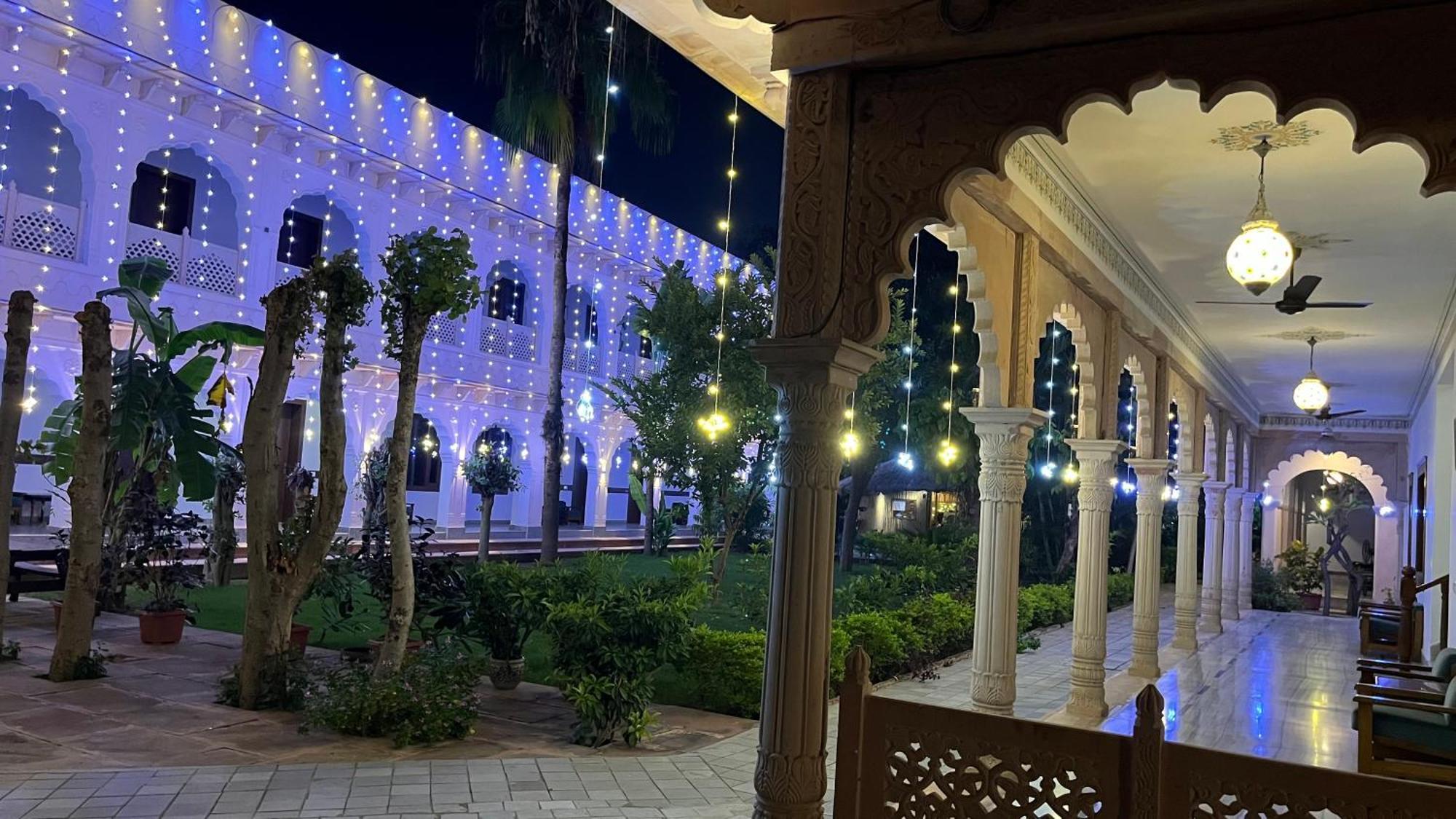 Hotel Sunbird Bharatpur Extérieur photo