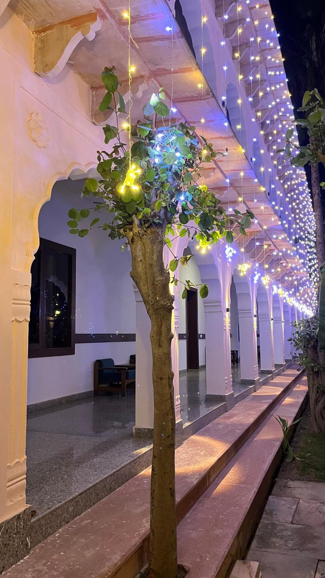 Hotel Sunbird Bharatpur Extérieur photo