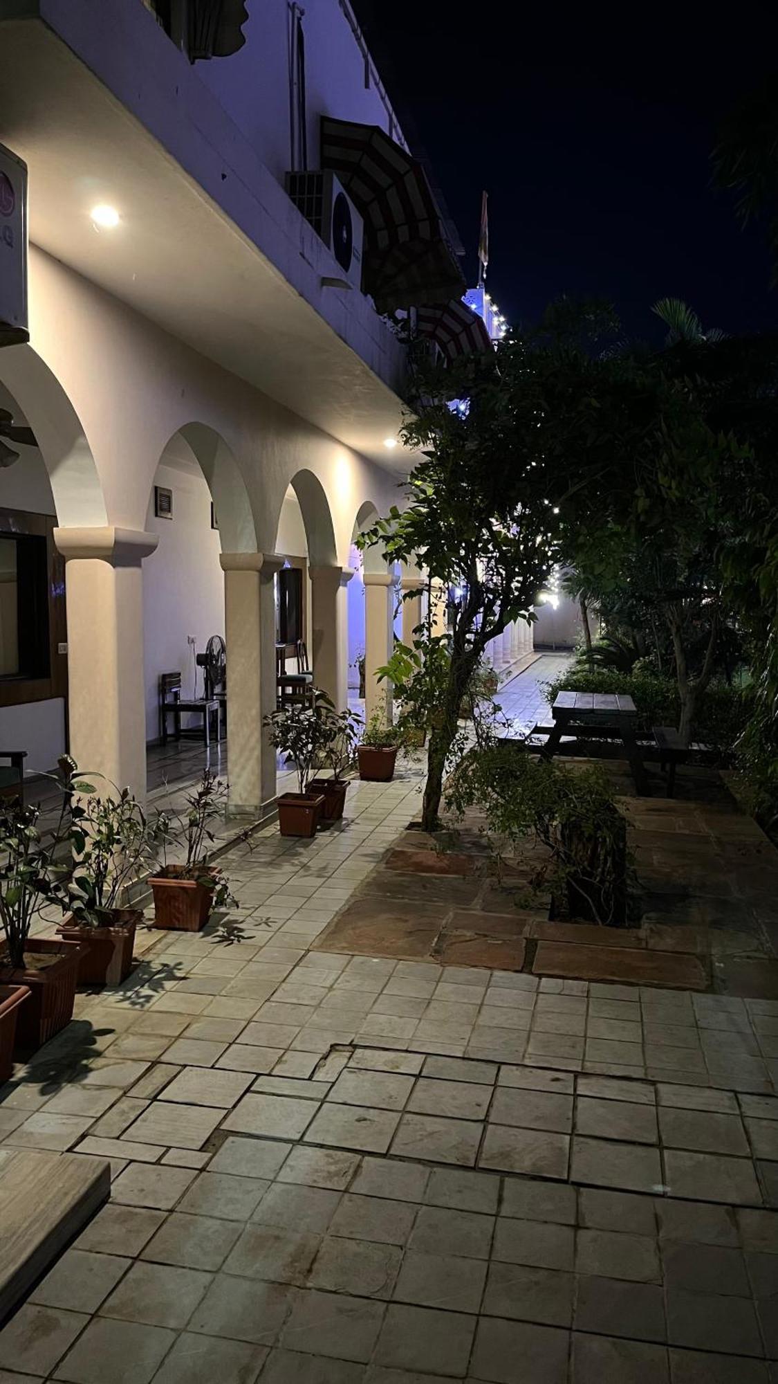 Hotel Sunbird Bharatpur Extérieur photo